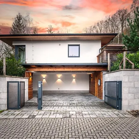 Casa vacanze Modern Nature Retreat W Pool, Ps5 & Hot Tube Sázava