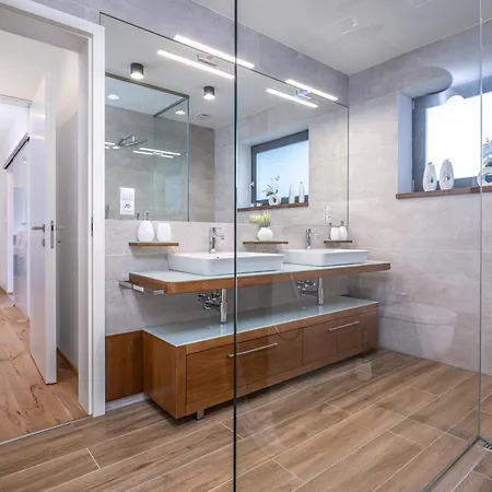 Modern Nature Retreat W Pool, Ps5 & Hot Tube بيت للعطل *